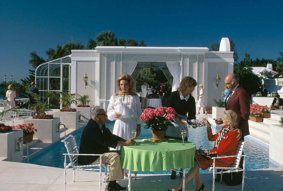 A luxurious poolside lifestyle in Palm Beach, Florida, 1985. (Photo by Slim Aarons/Hulton Archive/Getty Images)