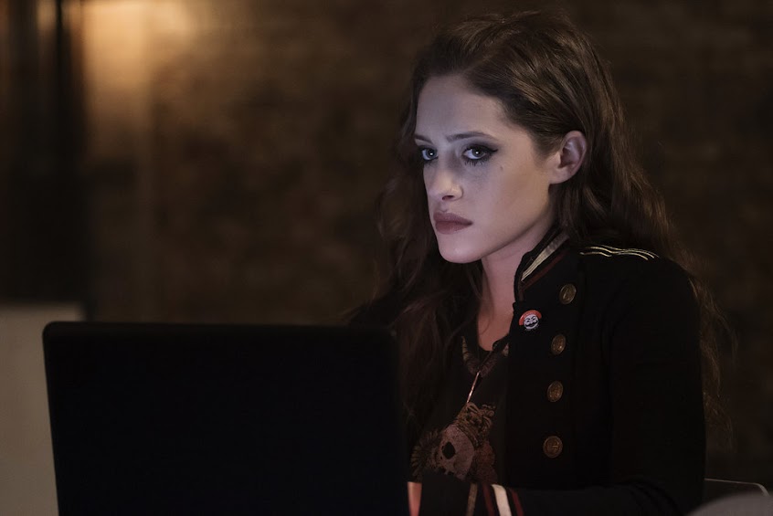 MR. ROBOT -- "eps2.0_unm4sk%u2010pt1.tc" Episode 201 -- Pictured: Carly Chaikin as Darlene -- (Photo by: Peter Kramer/USA Network)