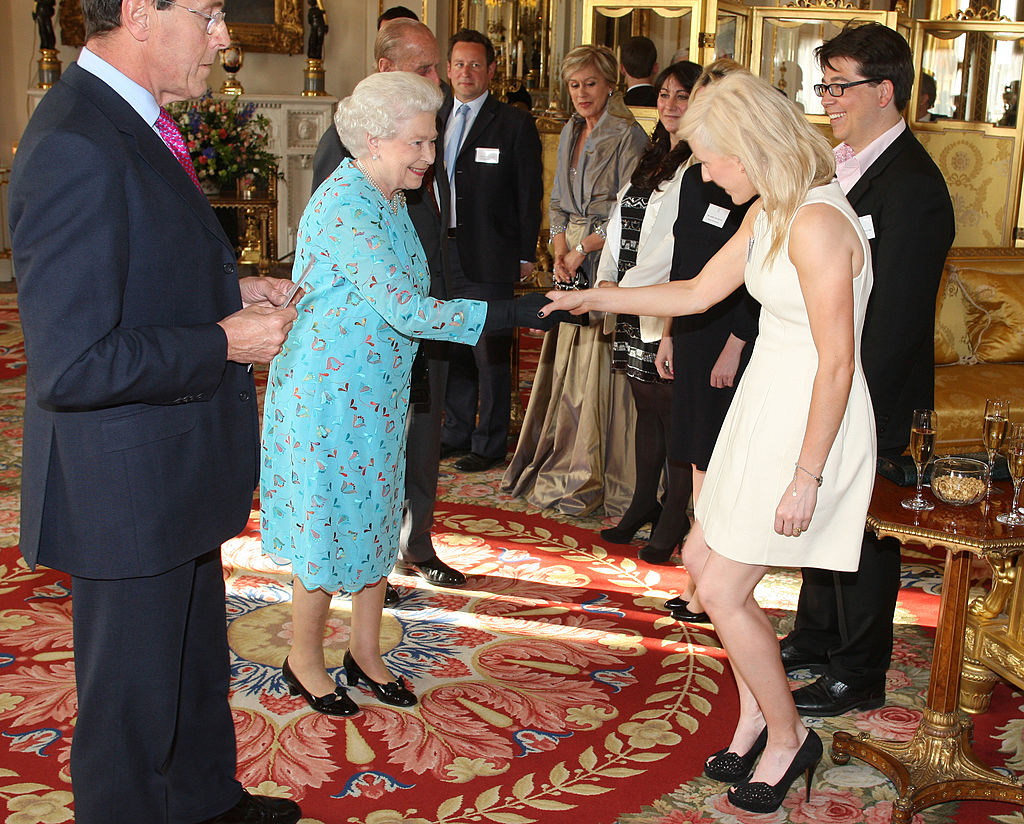Ellie Goulding casually greeting a future family member.