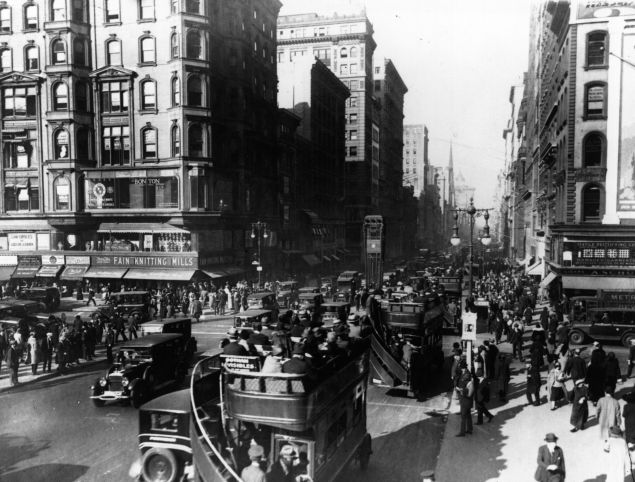 13th August 1925: Traffic on the intersection of 5th Avenue and 42nd Street in New York City.