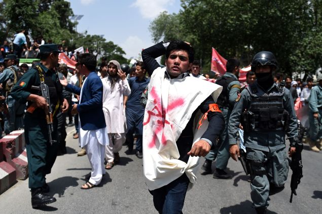 Afghan protesters chant anti-government slogans as they march during a demonstration against Taliban militants and the kidnapping of civilians in the northeast, at Shar-e-Naw Park in Kabul on June 17, 2016. Hundreds of Afghans staged a protest in the city of Kabul on June 17, over recent kidnappings of civilians in northeastern Afghanistan by Taliban insurgents. / AFP / WAKIL KOHSAR