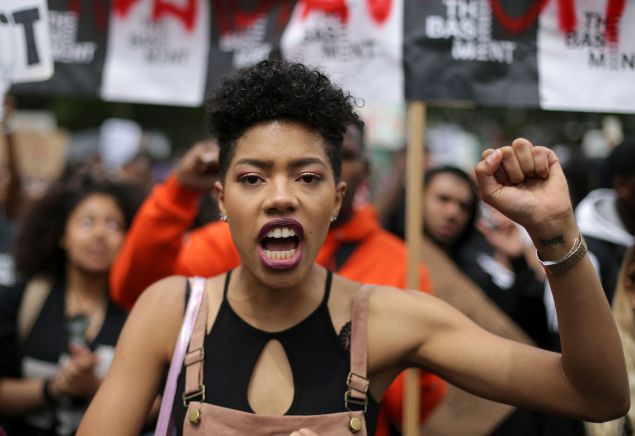 Demonstrators from the Black Lives Matter movement march through central London on July 10, 2016, during a demonstration against the killing of black men by police in the US. Police arrested scores of people in demonstrations overnight Saturday to Sunday in several US cities, as racial tensions simmer over the killing of black men by police. / AFP / DANIEL LEAL-OLIVAS