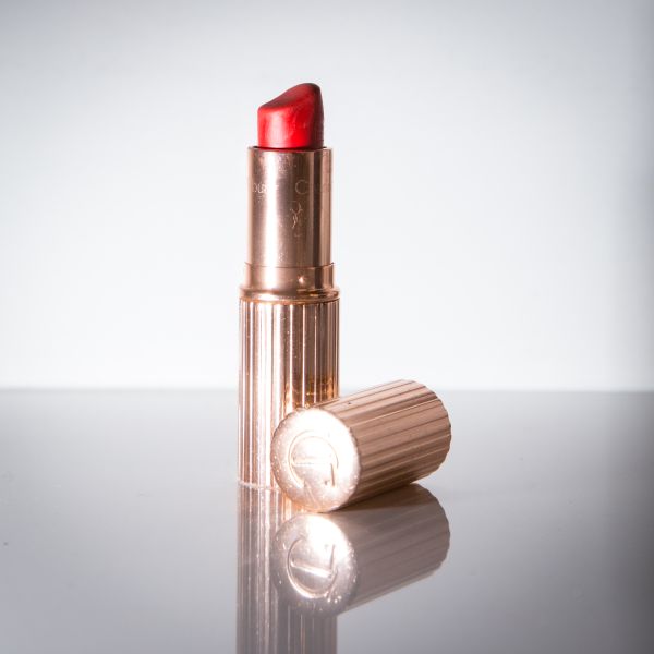 Charlotte Tilbury Matte Revolution in Red 1975