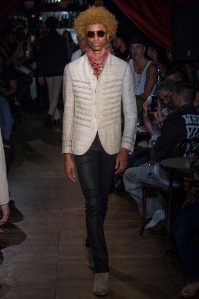 A military touch on a linen jacket