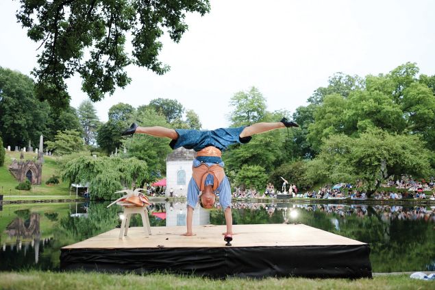 The cirkus stars stilt-walkers, acrobats and Ben Feldman as Niblo