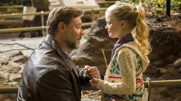 Russell Crowe and Kylie Rogers in Fathers and Daughters.