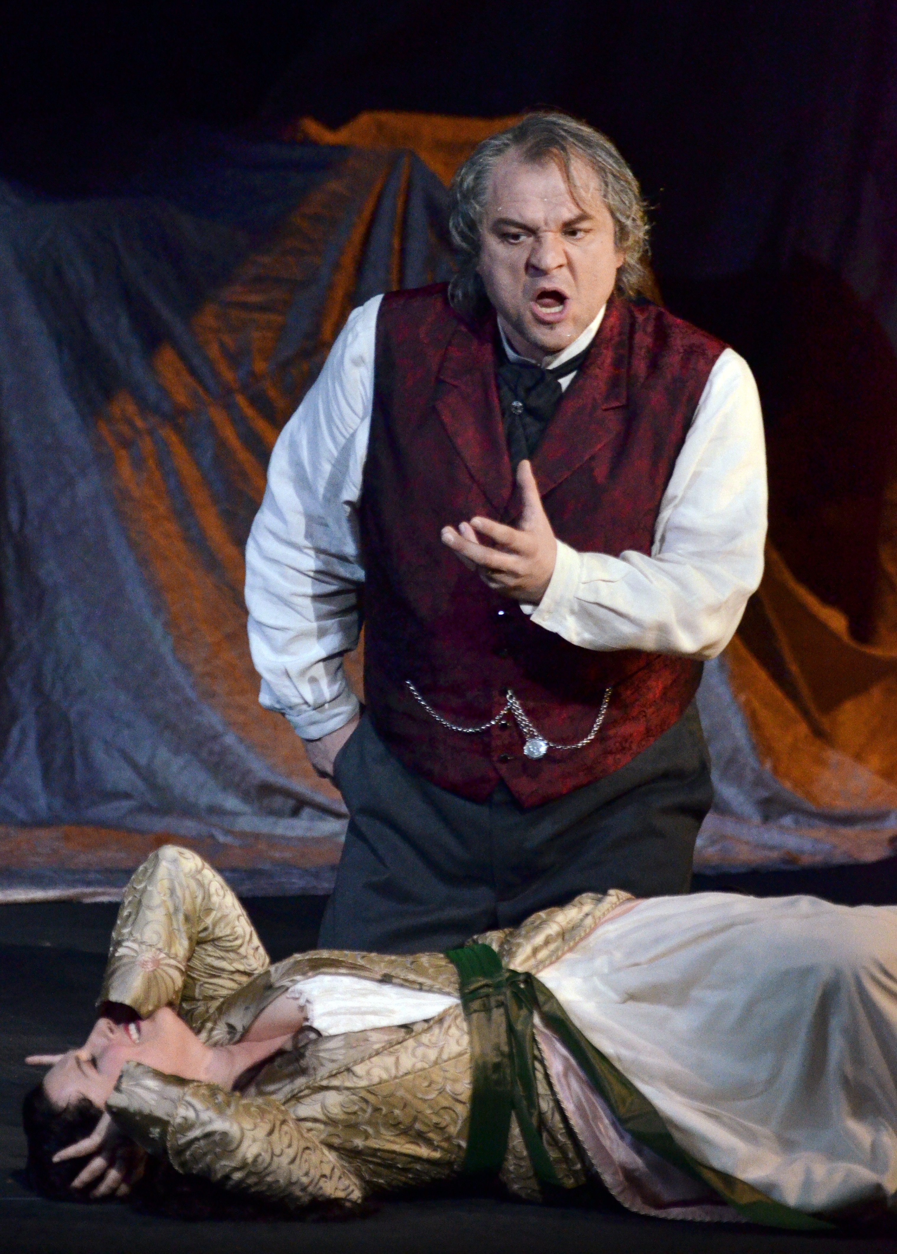 Diana Damrau (bottom) as Lucia and Zeljko Lucic as Enrico