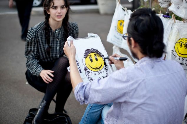 Nobutaka Aozaki draws a "Smiley Bag Portrait."