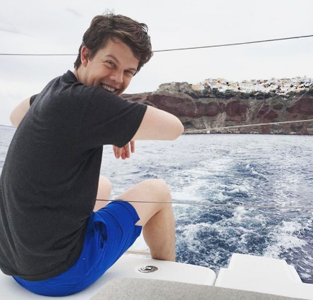 Gordon cutely poses while on vacation in Greece.