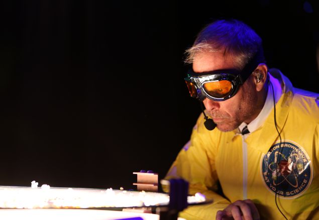 Alton Brown performs an experiment in Eat Your Science.