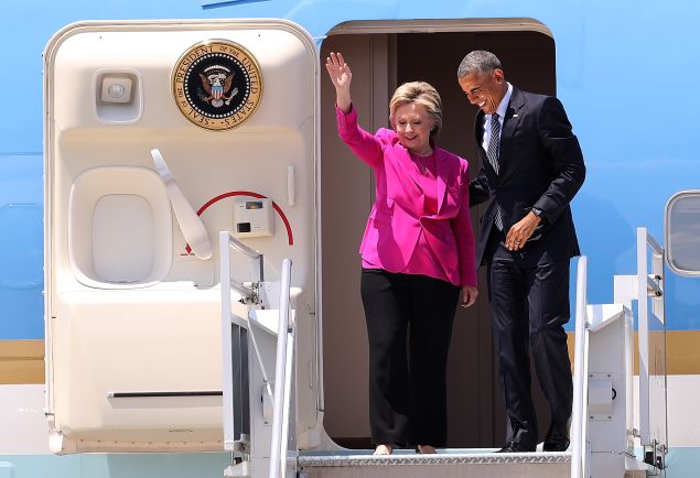 Democratic presidential candidate former Secretary of State Hillary Clinton (L) walks off of Air Force One with U.S. president Barack Obama on July 5, 2016