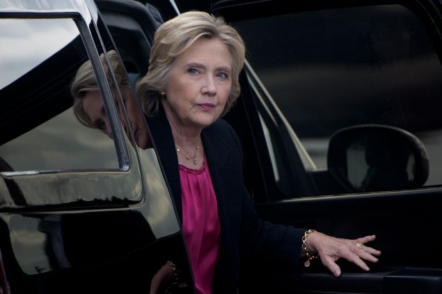 Democratic presidential nominee Hillary Clinton arrives to board her plane at Tampa International Airport September 6, 2016 in Tampa, Florida. / AFP / Brendan Smialowski