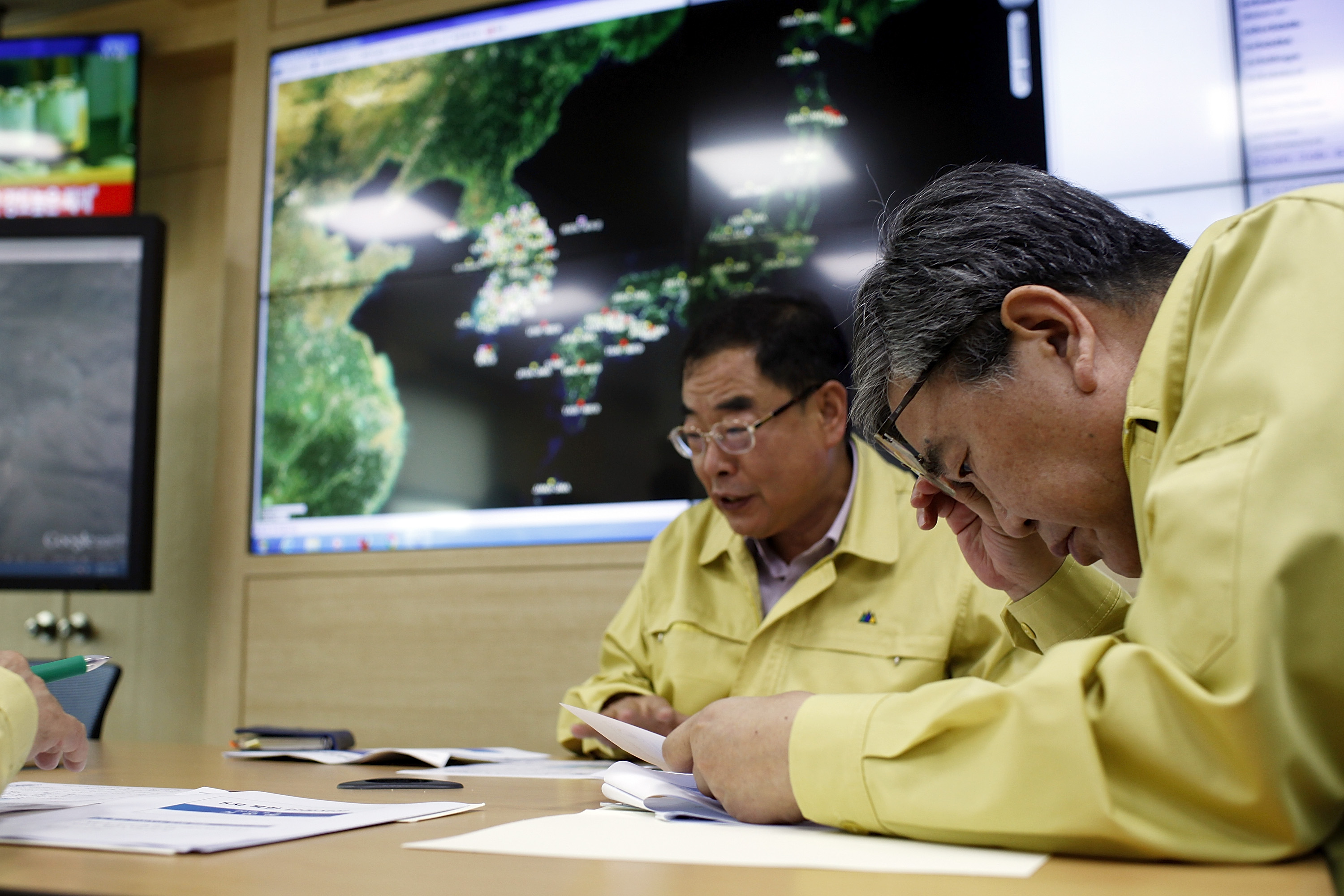 Researchers check the seismic waves that were measured in South Korea at the Earthquake and Volcano Monitoring Division on September 9, 2016 in Seoul, South Korea. North Korea is suspected of carrying out its fifth nuclear test, after a magnitude 5.3 earthquake was detected close to its Punggye-ri test site.
