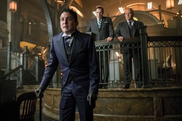 Robin Lord Taylor , Richard Kind and Michael Chiklis in Gotham. 