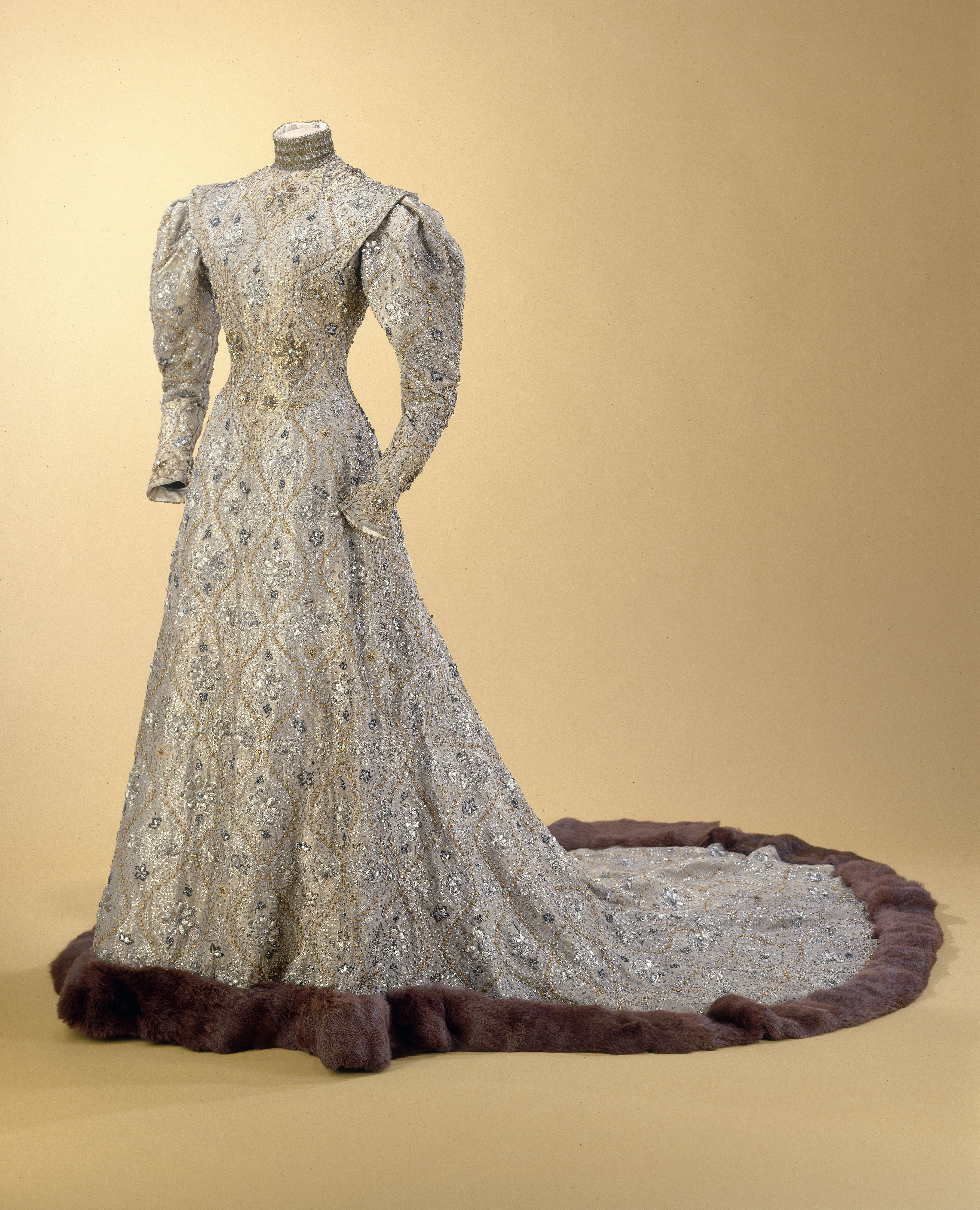 Charles Fréderic Worth (1825-1895). Robe byzantine portée par la Comtesse Greffulhe pour le mariage de sa fille, 1904 - Taffetas lamé, soie et filé or, tulle de soie, application de paillettes. Galliera, musée de la Mode de la Ville de Paris.