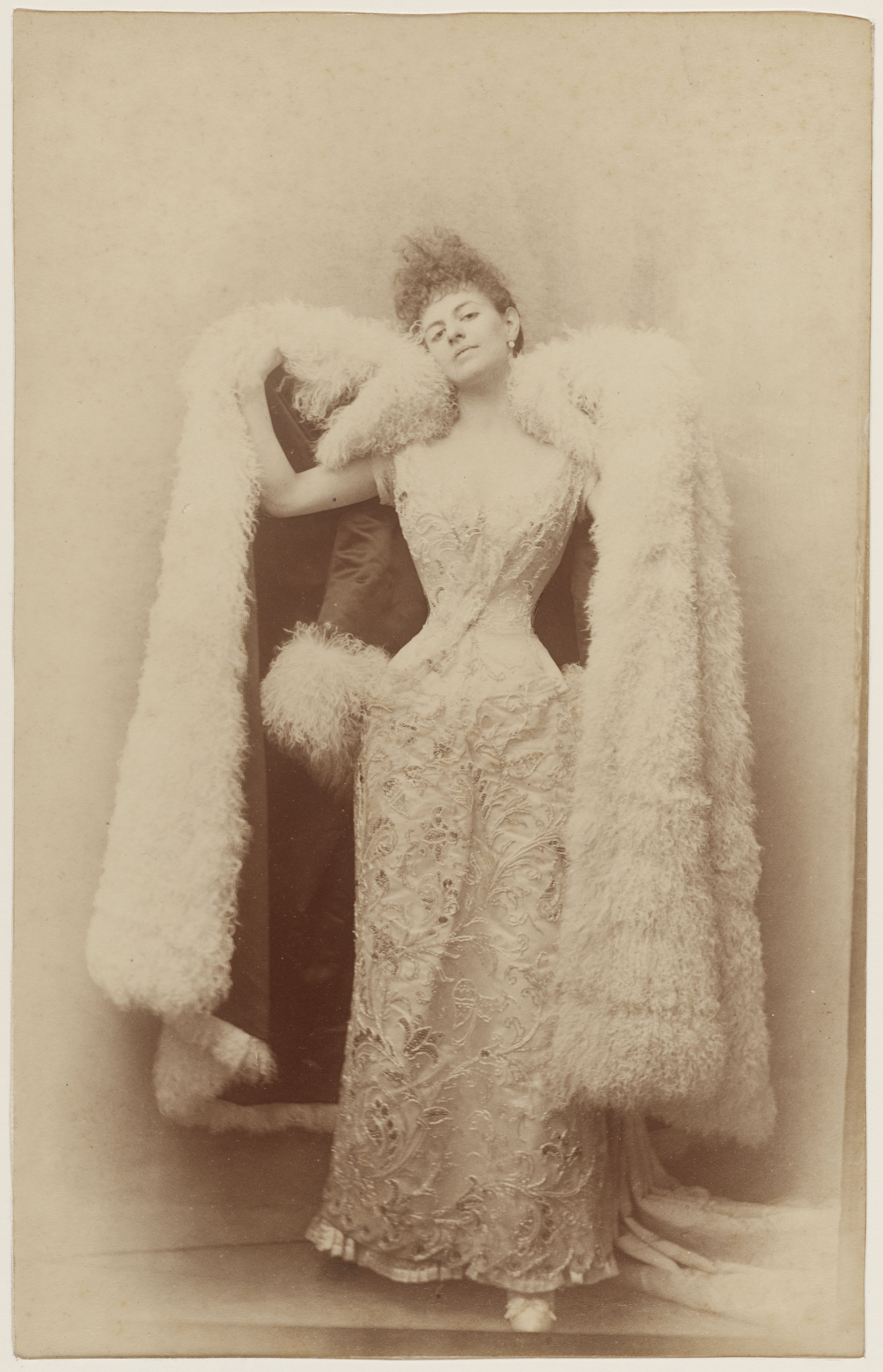La Comtesse Greffulhe dans une robe de bal. Papier albuminé, vers 1887. Galliera, musée de la Mode de la Ville de Paris.