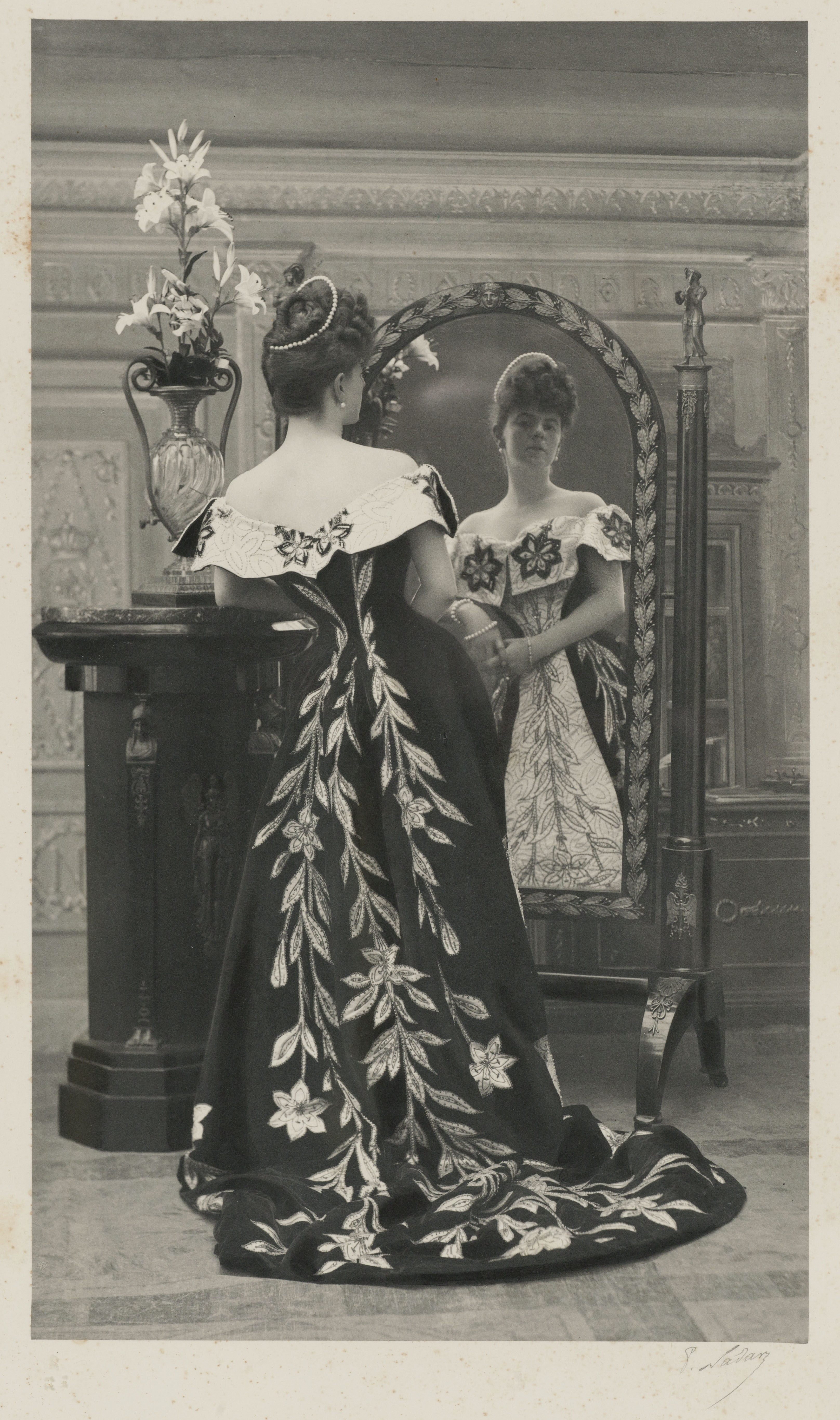 La comtesse Greffulhe, née Elisabeth de Caraman-Chimay (1860-1952), portant la robe aux lis créée pour elle par la maison Worth. Photographie de Paul Nadar (1856-1939). 1896. Galliera, musée de la Mode de la Ville de Paris. 