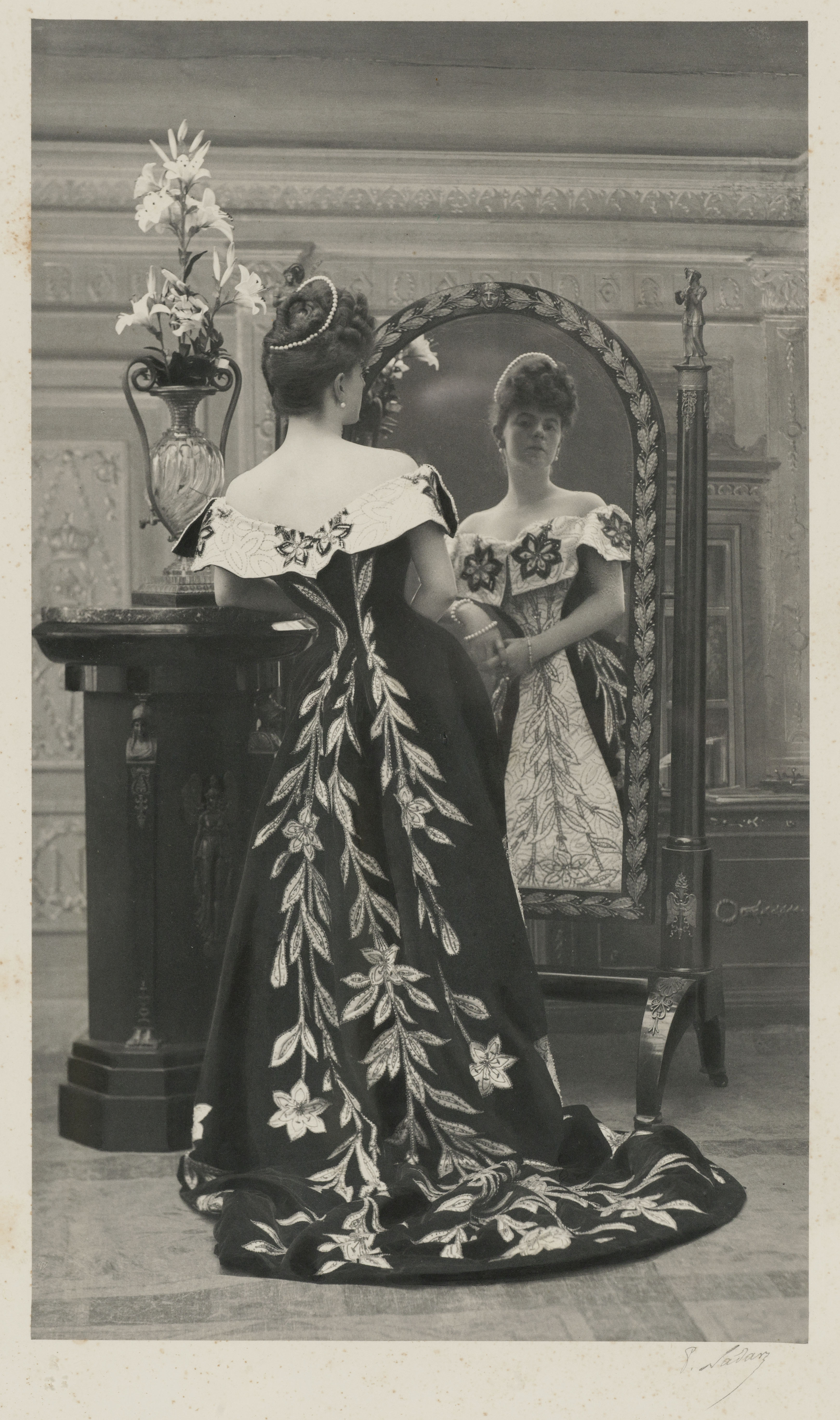 La comtesse Greffulhe, née Elisabeth de Caraman-Chimay (1860-1952), portant la robe aux lis créée pour elle par la maison Worth. Photographie de Paul Nadar (1856-1939). 1896. Galliera, musée de la Mode de la Ville de Paris.