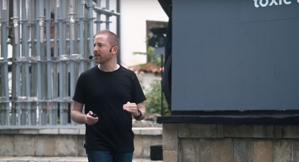 Aral Balkan speaks at DOKU:TECH.