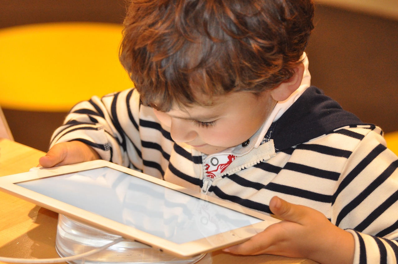 Parents should be involved in their children’s use of electronic devices.