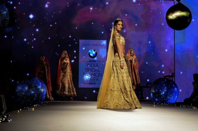 Lisa Haydon presents a creation by Indian designer Tarun Tahiliani during BMW India Bridal Fashion Week 2015 Photo: Chandan Khanna, AFP/Getty Images)