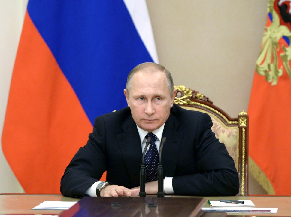 Russian President Vladimir Putin chairs a meeting on improving interbudgetary relations, at the Kremlin in Moscow on September 26, 2016. / AFP / SPUTNIK /