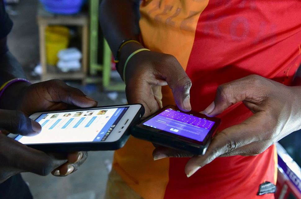 People browse internet articles the new version of Facebook in the popular West African language Peule on September 30, 2016 in Abidjan. / AFP / ISSOUF SANOGO (Photo credit should read ISSOUF SANOGO/AFP/Getty Images)