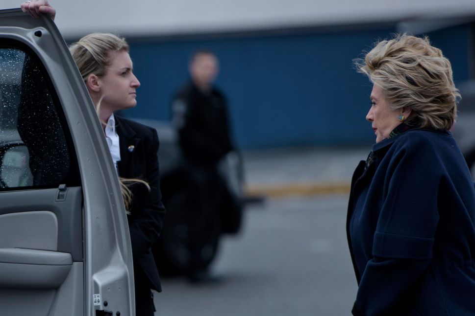 Democratic presidential nominee Hillary Clinton arrives at Boeing Field on October 14, 2016 in Seattle, Washington. / AFP