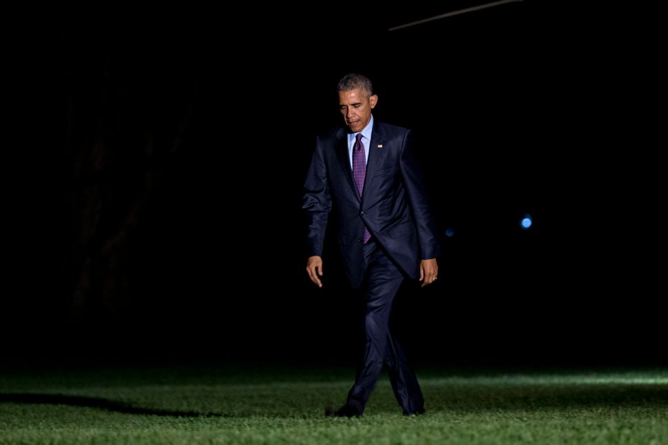 WASHINGTON, DC - OCTOBER 25: U.S. President Barack Obama walks on the South Lawn towards the White House after arriving on Marine One on Oct. 25, 2016 in Washington, D.C. President Obama is returning from a campaign and fundraising trip to California.
