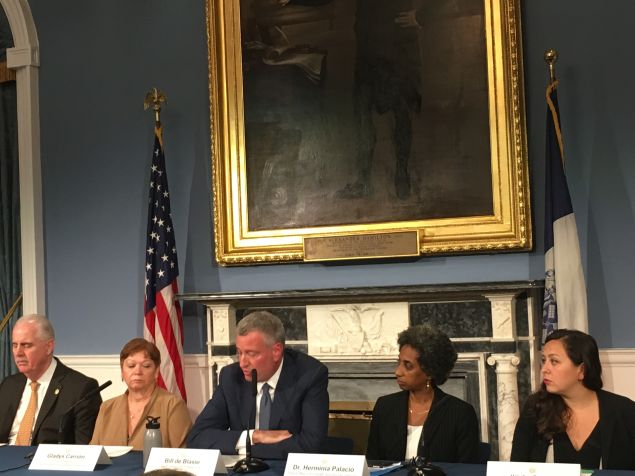 Mayor de Blasio and ACS Commissioner Gladys Carrión speak in the Blue Room in City Hall.