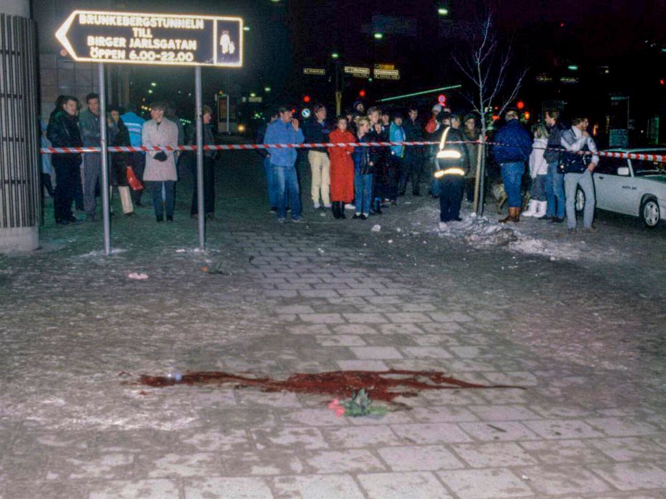 This file picture taken on March 1, 1986 shows a pool of blood and flowers at Sveavagen in Stockholm where the assassination of Prime Minister Olof Palme took place. On February 28, 2016 is the 30th anniversary of his death. / AFP / TT News Agency / Bjorn Elgstrand/TT / Sweden OUT