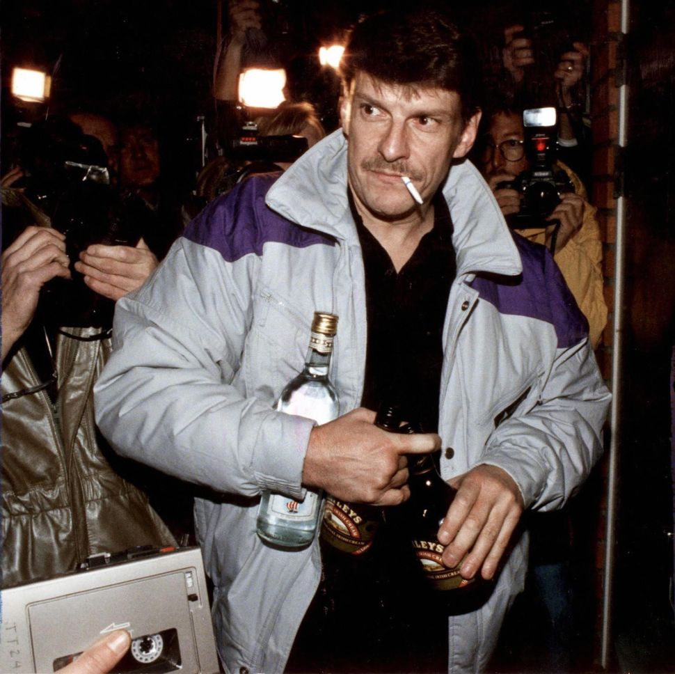 STOCKHOLM, SWEDEN: (FILES) picture dated 12 October 1998 of Christer Pettersson, arriving at his flat in the Stockholm suburb of Sollentuna after being acquitted on appeal for the 1986 murder of Swedish Prime Minister Olof Palme. Pettersson carries bottles of liquor to celebrate the acquittal. Pettersson died 29 September 2004, after being in coma since September 16. AFP PHOTO / PRESSENS BILD / ANDERS HOLMSTROM
