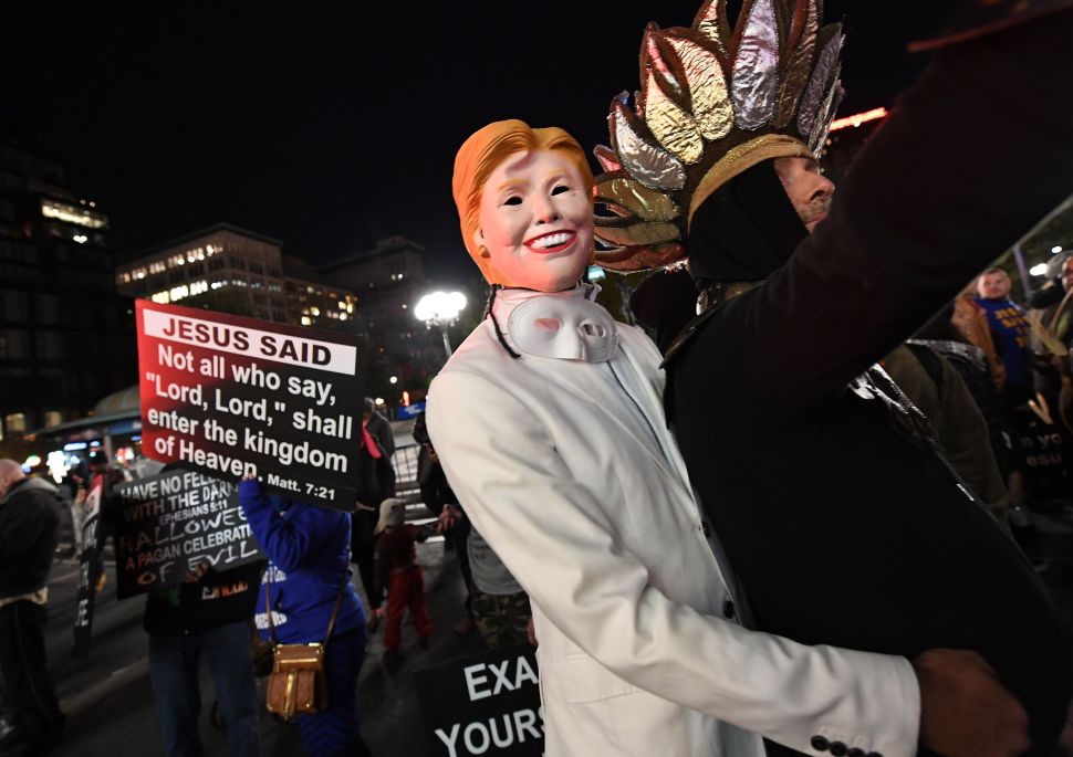 A participant dresses as Hillary Clinton for the 43rd Annual Halloween Parade in New York on October 31, 2016. / AFP / ANGELA WEISS