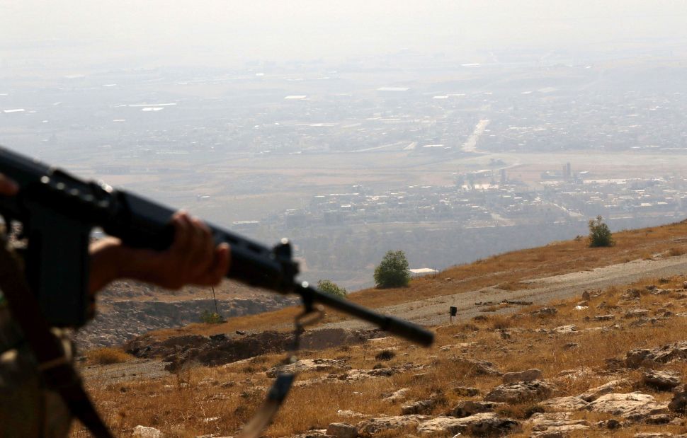 An Iranian Kurdish member of the Freedom Party of Kurdistan (PAK) holds a position on November 6, 2016 in an area near the town of Bashiqa, some 25 kilometres north east of Mosul, during an operation against Islamic State (IS) group jihadists to retake the main hub city. / AFP / SAFIN HAMED