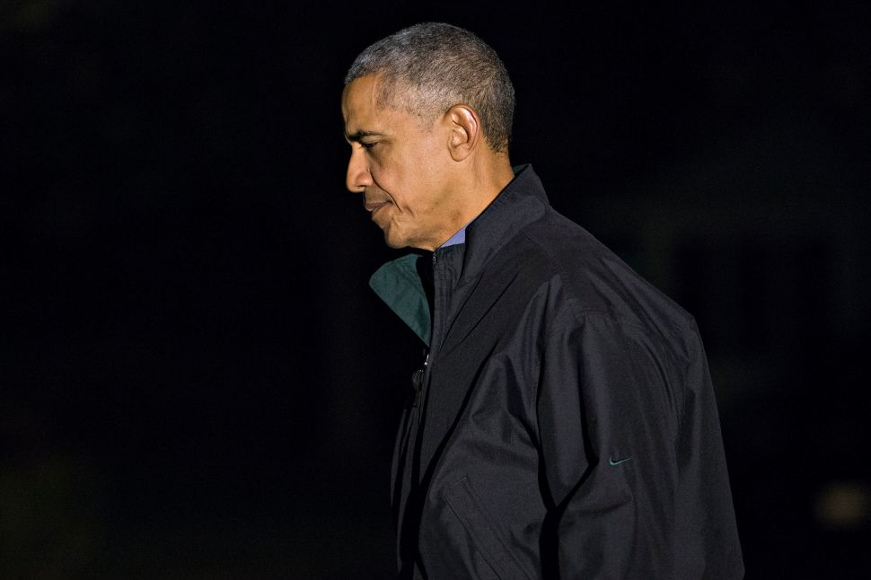 WASHINGTON, DC - NOVEMBER 21: U.S. President Barack Obama walks on the South Lawn towards the White House after arriving on Marine One on November 21, 2016 in Washington, D.C. President Obama is returning from his final trip to Europe as U.S. President.