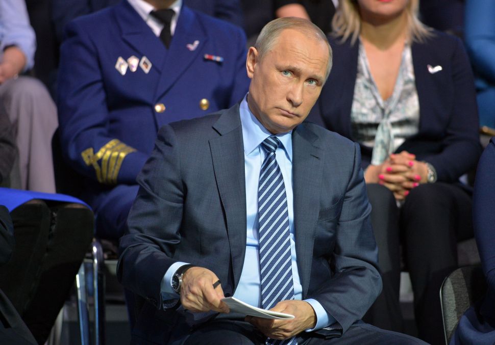 Russian President Vladimir Putin takes part in a forum organised by the All-Russian Popular Front movement in Moscow on November 22, 2016. / AFP / SPUTNIK / ALEXEI DRUZHININ