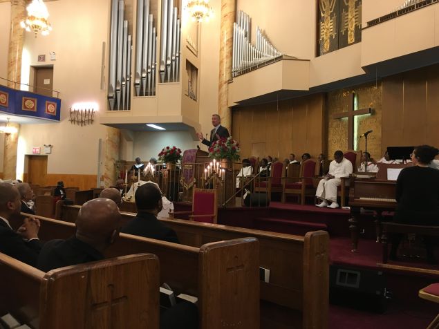 Mayor Bill de Blasio addresses congregants at the Salem Baptist Church in Brooklyn.