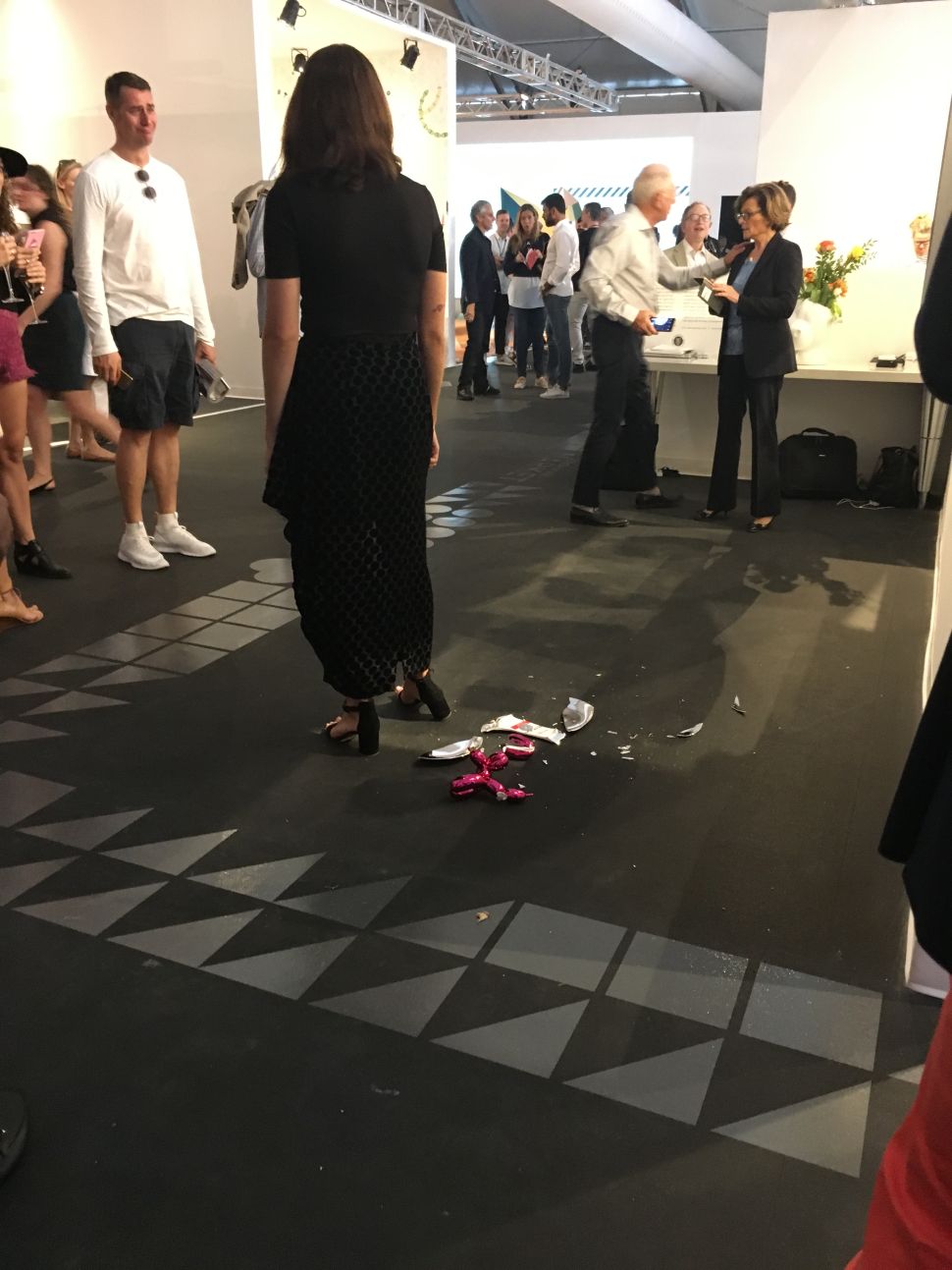 A broken Jeff Koons Ballon Dog