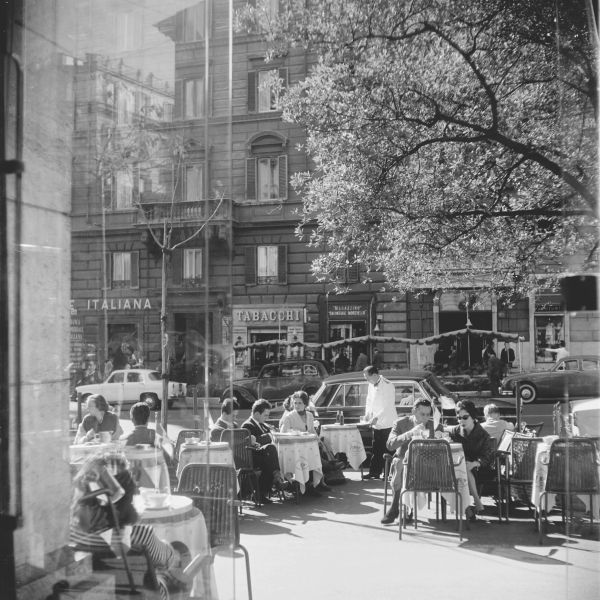 Georgina Masson's Via Veneto, Rome, 1950–65. Print from negative film