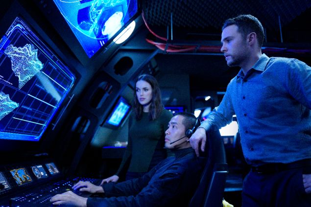 Elizabeth Henstridge as Jenna Simmons and Iain de Caestecker as Leo Fitz.