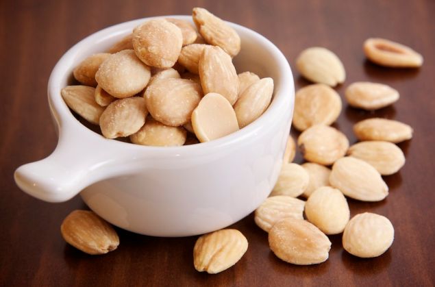A new study suggests that eating nuts pay health benefits.