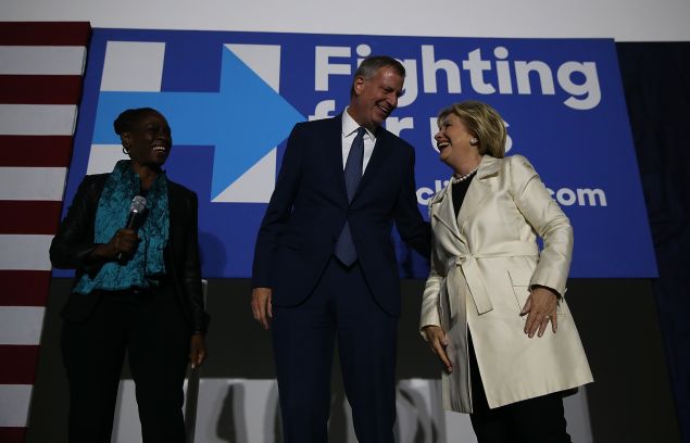 Mayor Bill de Blasio flanked by his wife Chirlane McCray and by Hillary Clinton.