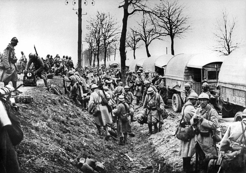 Verdun, FRANCE: POUR ILLUSTRER LES PAPIERS SUR LA BATAILLE DE VERDUN - This file picture dated 1916 shows French soldiers getting out of trucks near Verdun battlefield, eastern France during WWI. The battle won by the French in November 1916 cost the life of 163.000 French soldiers and 143.000 German. Today, Verdun is building a parallel legacy as a message of peace taht teachers and historians transmit to some 50,000 young Europeans who visit its once-bloodied fields every year. AFP PHOTO 