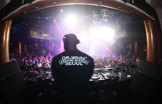 Virgil Abloh DJing.