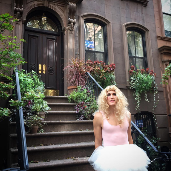 Dan Clay re-creates Carrie Bradshaw's most iconic costumes as Carrie Dragshaw. 