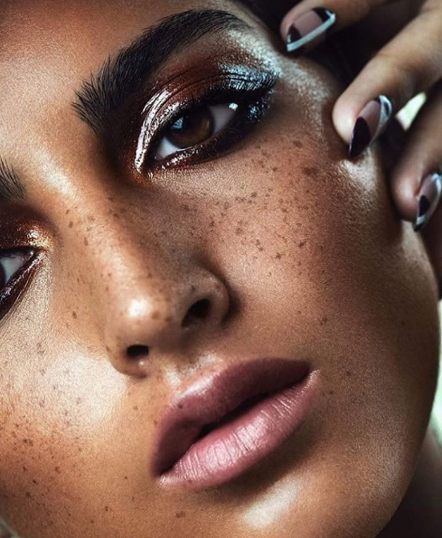 This is how Pat McGrath does a sparkly eye.
