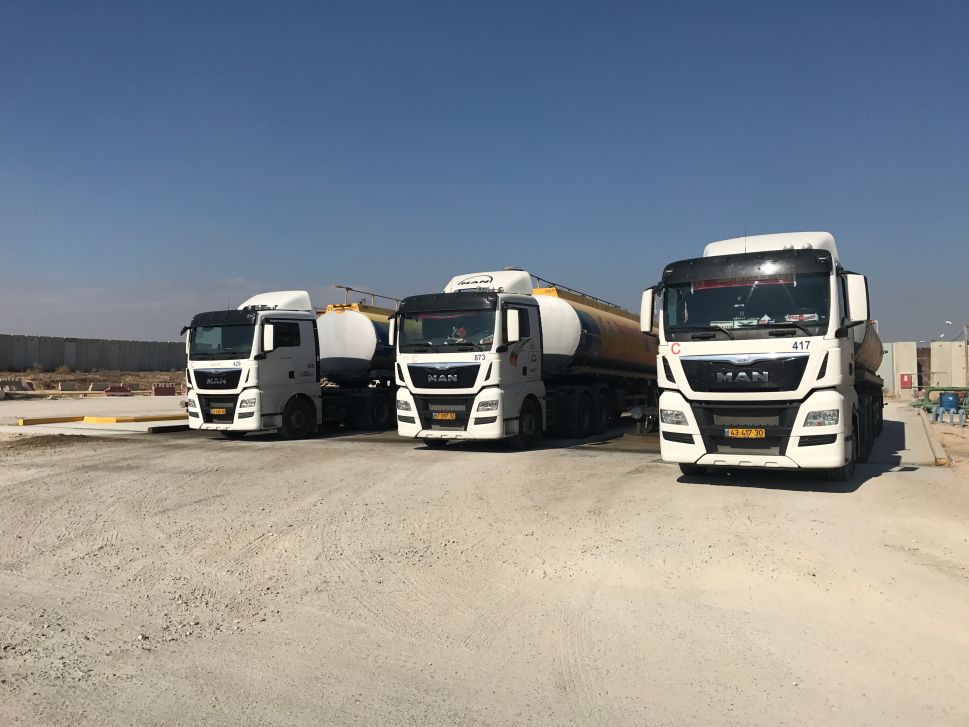 trucks-of-fuel-waiting-to-enter-gaza-from-israel