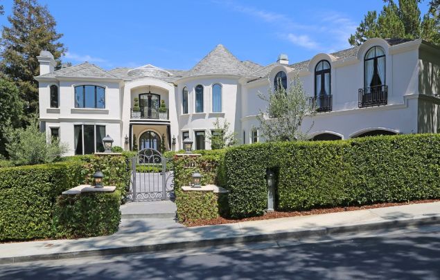 Robbie Williams sold his massive Beverly Hills estate to DJ Khaled.