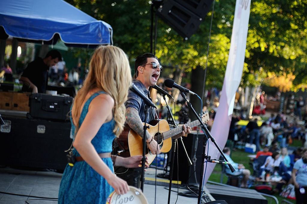 Carrabba performing with Twin Forks.