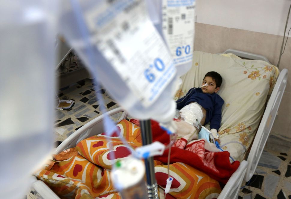 TOPSHOT - A wounded Iraqi child who was injured during the ongoing fighting between Iraqi forces and jihadists of the Islamic State (IS) group in Mosul, receives medical treatment at a hospital in Arbil, the capital of Iraqs autonomous Kurdistan region, on November 24, 2016. Iraqi forces have broken into jihadist-held Mosul and recaptured neighbourhoods inside the city, but a month into their offensive, there are still weeks or more of potentially heavy fighting ahead. / AFP / SAFIN HAMED